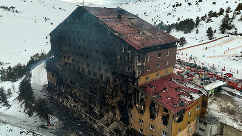 Kndisi usai kebakaran sebuah hotel di resor ski Kartalkaya di provinsi Bolu, Turki, Selasa (21/1/2025). Foto: Murad Sezer/REUTERS