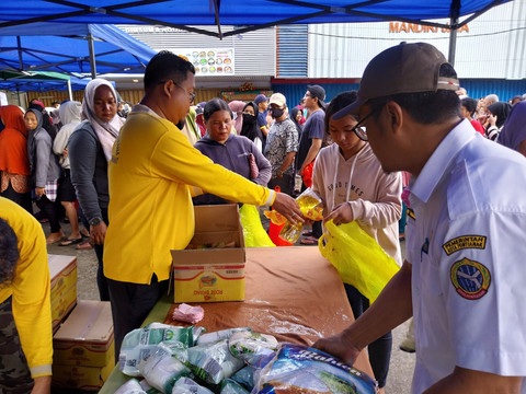 Warga beramai-ramai membeli paket di operasi pasar murah yang berlangsung di Pasar Kemuning, Pontianak. Foto: Alycia Tracy Nabila/Hi!Pontianak