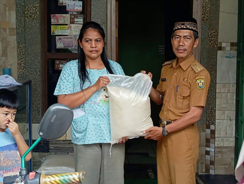 Penyerahan bantuan Pemkot Bandar Lampung disalurkan melalui camat dan lurah setempat | Foto : Dok. Diskominfo Bandar Lampung