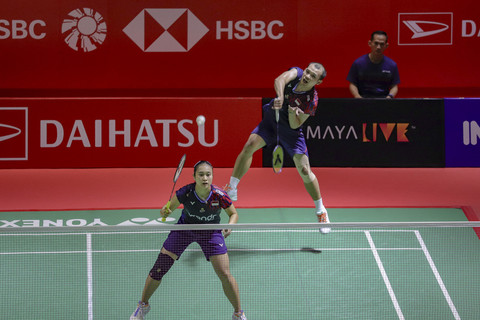 Ganda campuran Indonesia Rinov RIVALDY/Lisa Ayu Kusumawati beraksi melawan ganda campuran Taiwan YANG Po Han/HU Ling Fang pada pertandingan Indonesia Masters 2025 di Istora Senayan, Jakarta, Rabu (22/1/2025). Foto: Jamal Ramadhan/kumparan