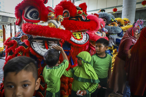 Barongsai menghibur pengunjung saat beratraksi di pelataran salah satu pusat perbelanjaan di kawasan Kuningan, Jakarta, Rabu (22/1/2025). Foto: Iqbal Firdaus/kumparan