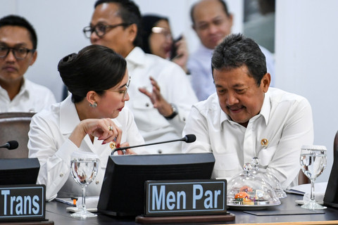 Menteri Kelautan dan Perikanan Sakti Wahyu Trenggono (kanan) berbincang dengan Menteri Pariwisata Widiyanti Putri (kiri) sebelum mengikuti sidang kabinet paripurna yang dipimpin Presiden Prabowo Subianto di Kantor Presiden, Jakarta, Rabu (22/1/2025). Foto: Hafidz Mubarak A/ANTARA FOTO