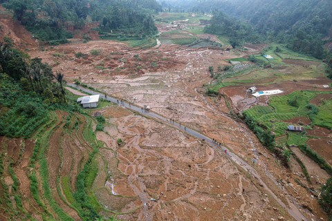 Foto udara relawan menyisir korban terdampak longsor di Desa Kasimpar, Kecamatan Petungkriyono, Kabupaten Pekalongan, Jawa Tengah, Rabu (22/1/2025). Foto: Harviyan Perdana Putra/ANTARA FOTO