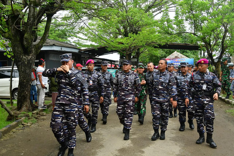 Kepala Staf Angkatan Laut (Kasal) Laksamana TNI Muhammad Ali meninjau langsung pembongkaran pagar laut ilegal di perairan Tangerang, Rabu (22/1/2025). Foto: Dispenal