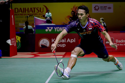 Tunggal putra Indonesia Jonatan Christie saat melawan wakil Taiwan Su Li-yang pada pertandingan Indonesia Masters 2025 di Istora Senayan, Jakarta, Rabu (22/1/2025). Foto: Jamal Ramadhan/kumparan