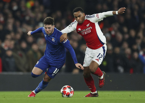 Martin Baturina dari GNK Dinamo Zagreb beraksi dengan Jurrien Timber dari Arsenal pada pertandingan Liga Champions antara Arsenal vs GNK Dinamo Zagreb di Stadion Emirates, London, Inggris, Kamis (23/1/2025) dini hari. Foto: Paul Childs/REUTERS