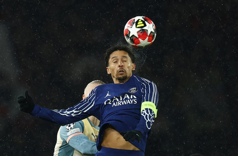 Marquinhos dari Paris St Germain beraksi dengan Erling Haaland dari Manchester City pertandingan Liga Champions antara Paris St Germain vs Manchester City di Parc des Princes, Paris, Prancis, Kamis (23/1/2025) dini hari. Foto: Gonzalo Fuentes/REUTERS