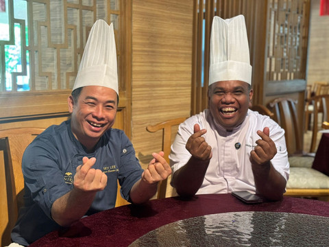 Corporate Executive Chef Hotel Tentrem, Sky Lee, dan Executive Chef Hotel Tentrem Yogyakarta, Philip Walasary. Foto: mulyairfani/Pandangan Jogja