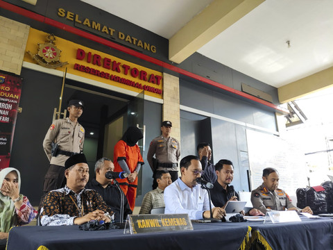Pemilik biro umrah PT Hasanah Magna Safari (HMS), Indri Dapsari (46) yang tipu calon jemaah umrah dengan total kerugian Rp 14 miliar, Kamis (23/1/2025). Foto: Arfiansyah Panji Purnandaru/kumparan