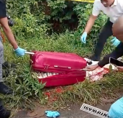 Polisi saat membuka koper merah berisi mayat wanita. Dok: Ist.