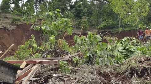 Tanah longsor menerjang enam rumah di Dusun Banturejo, Desa Sambirejo, Kecamatan Wonosalam, Kabupaten Jombang, pada Kamis (23/1/2025).  Foto: Dok. BPBD Jatim