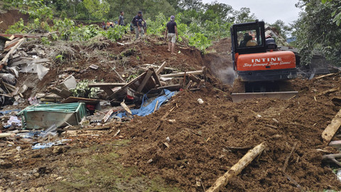 Tanah longsor menerjang enam rumah di Dusun Banturejo, Desa Sambirejo, Kecamatan Wonosalam, Kabupaten Jombang, pada Kamis (23/1/2025).  Foto: Dok. BPBD Jatim