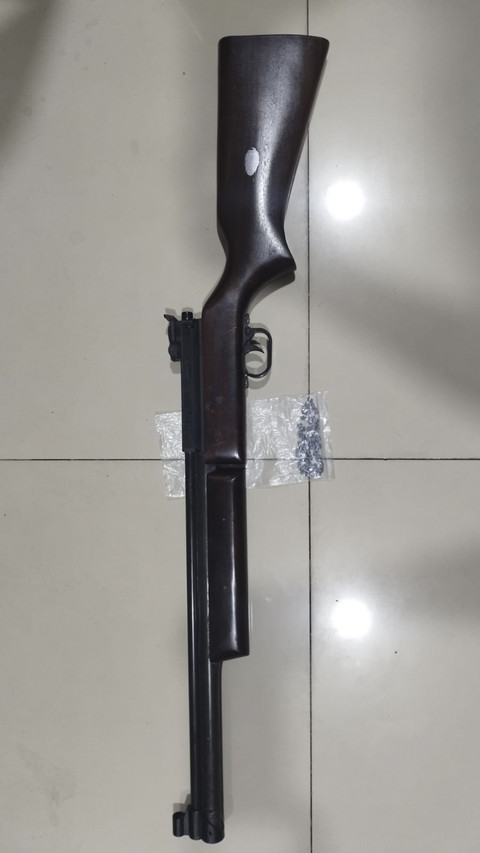 Barang bukti senapan angin yang dipakai DD (45) untuk menembak mati kucing peliharaan di Kelapa Gading, Jakarta Utara. Foto: Dok. Polsek Kelapa Gading