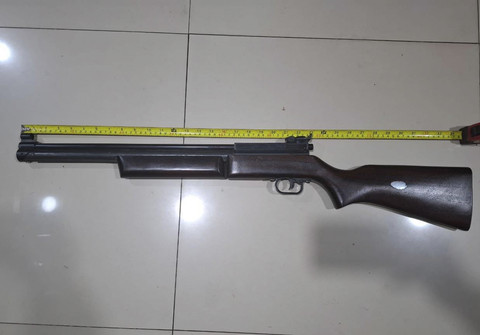 Barang bukti senapan angin yang dipakai DD (45) untuk menembak mati kucing peliharaan di Kelapa Gading, Jakarta Utara. Foto: Dok. Polsek Kelapa Gading