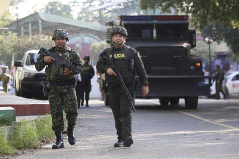 Seorang tentara dan polisi militer berpatroli di jalan-jalan, setelah serangan oleh Tentara Pembebasan Nasional (ELN) di Tibu, Kolombia, Rabu (22/1/2025). Foto: Carlos Eduardo Ramirez/REUTERS