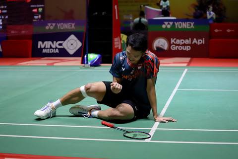 Pebulu tangkis tunggal putra Jonatan Christie tersenyum usai menglahkan tunggal putra Taiwan Lin Chun-Yi pada babak 16 besar Indonesia Masters 2025 di Istora Senayan, Jakarta, Kamis (23/1/2025). Foto: Jamal Ramadhan/kumparan