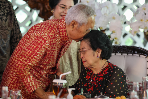 Presiden Kelima RI yang juga Ketua Umum PDI Perjuangan Megawati Soekarnoputri (kanan) mendapat ciuman di kepala dari kakaknya, Guntur Soekarnoputra (kiri) dalam perayaan HUT ke-78 Megawati di Istana Batu Tulis, Kota Bogor, Jawa Barat, Kamis (23/1). Foto: ANTARA FOTO/Monang Sinaga