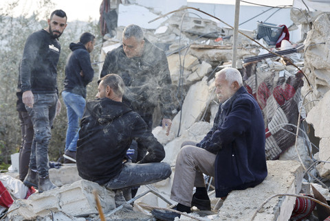 Warga Palestina memeriksa properti yang rusak setelah dua orang bersenjata Palestina tewas dalam serangan Israel, di Burqin, Tepi Barat yang diduduki Israel, Kamis (23/1/2025). Foto: Raneen Sawafta/REUTERS 