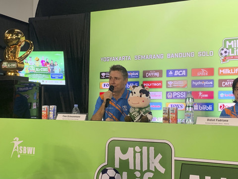 Head Coach MilkLife Soccer Challenge, Timo Scheunemann, di Konferensi pers MilkLife Soccer Challenge All-Stars di Supersoccer Arena, Kudus, Jawa Tengah, Kamis (23/1/2025). Foto: Aji Nugrahanto/kumparan