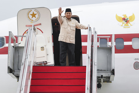 Presiden Prabowo Subianto melambaikan tangan sebelum bertolak ke India di Pangkalan TNI AU Halim Perdanakusama, Jakarta, Kamis (23/1/2025). Foto: Galih Pradipta/ANTARA FOTO