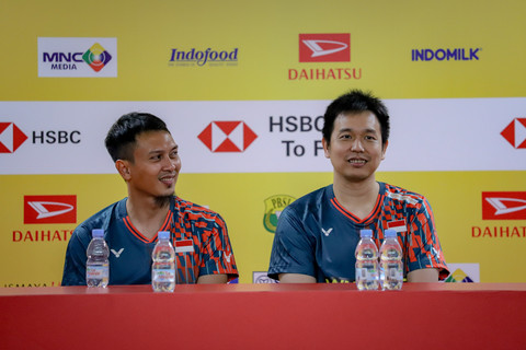 Ganda putra Indonesia Mohammad Ahsan dan Hendra Setiawan memberikan keterangan pers usai pertandingan Indonesia Masters 2025 di Istora Senayan, Jakarta, Kamis (23/1/2025). Foto: Jamal Ramadhan/kumparan