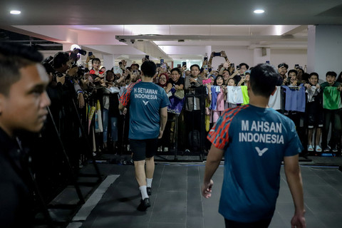 Ganda putra Indonesia Mohammad Ahsan dan Hendra Setiawan bertemu penggemar usai pertandingan Indonesia Masters 2025 di Istora Senayan, Jakarta, Kamis (23/1/2025).  Foto: Jamal Ramadhan/kumparan