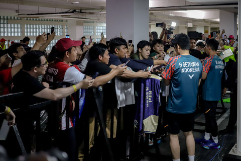 Ganda putra Indonesia Mohammad Ahsan dan Hendra Setiawan bertemu penggemar usai pertandingan Indonesia Masters 2025 di Istora Senayan, Jakarta, Kamis (23/1/2025).  Foto: Jamal Ramadhan/kumparan