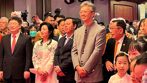 Duta Besar China untuk Indonesia, Wang Lutong, bersama Ketua DPD RI, Sultan Bachtiar Najamudin, pada perayaan tahun baru Imlek 2025 di Hotel Shangri-La, Jakarta Pusat, Kamis (23/1). Foto: Tiara Hasna/kumparan