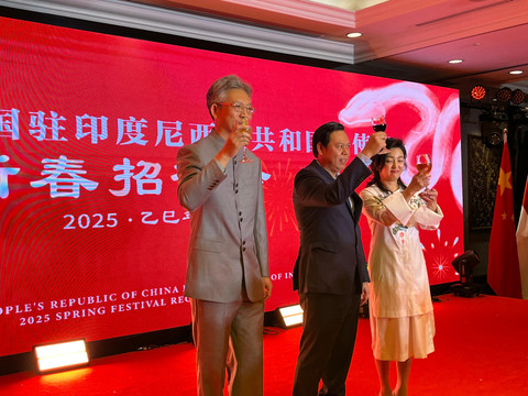 Duta Besar China untuk Indonesia, Wang Lutong, bersama Ketua DPD RI, Sultan Bachtiar Najamudin, pada perayaan tahun baru Imlek 2025 di Hotel Shangri-La, Jakarta Pusat, Kamis (23/1). Foto: Tiara Hasna/kumparan