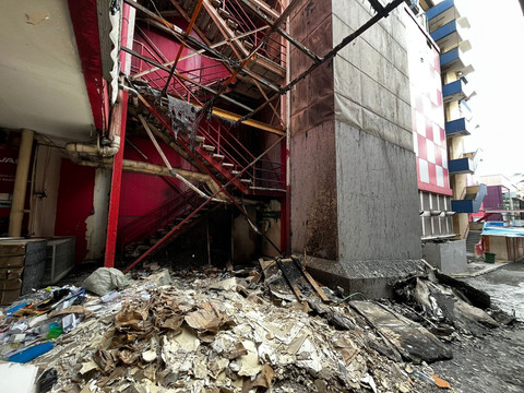 Kondisi bangunan Glodok Plaza pasca terbakar, Jakarta Barat, Jumat(24/1). Foto: Rayyan Farhansyah/kumparan