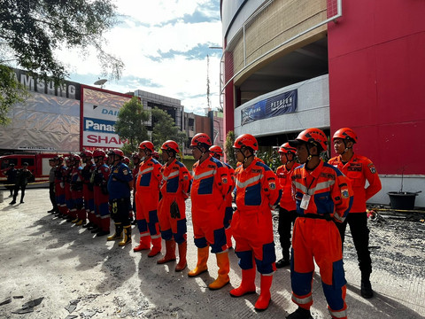 Tim Rescue Gabungan Pemadam Kebakaran dan BPBD Melakukan Apel Pagi di Glodok Plaza, Jakarta Barat, Jumat(24/1). Foto: Rayyan Farhansyah/kumparan