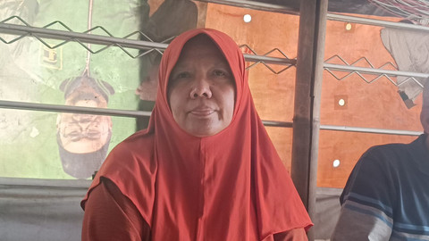 Tati (50), salah satu warga yang hilang uang di Kelurahan Cigadung, Kecamatan Cibeunying Kaler, Kota Bandung. Foto: Robby Bouceu/kumparan