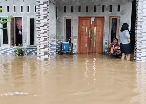 Jalur Pantura Cirebon mengalami kemacetan akibat tiga sungai meluap rendam Kabupaten Cirebon. (24/1/2025). Foto: Panji Asmara/kumparan