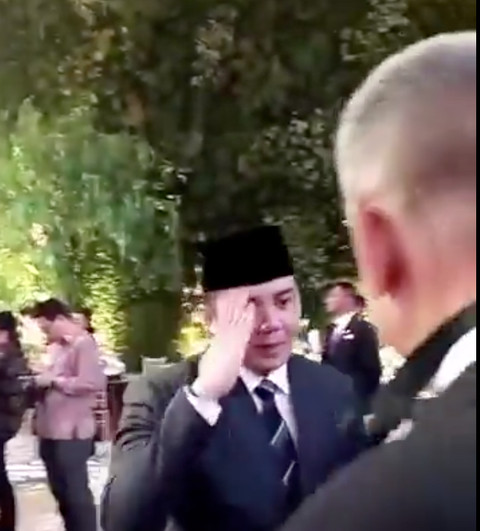 Video Seskab Mayor Teddy memberi hormat pada pria yang dinarasikan sebagai Aguan viral di medsos. Pria tersebut menurut Istana adalah Mayjen TNI Purn Asro Budi. Foto: Viral di X