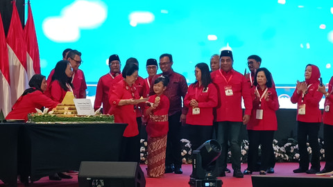 Momen Ketua Umum PDIP Megawati Soekarnoputri berjoget dengan sinden disabilitas di acara Pembekalan dan Bimbingan Teknis Anggota DPRD Provinsi, Kabupaten dan Kota Fraksi PDI Perjuangan Masa Bakti 2024-2029 di JIEXPO, Kemayoran, Jakarta pusat, Jumat. Foto: Zamachsyari/kumparan