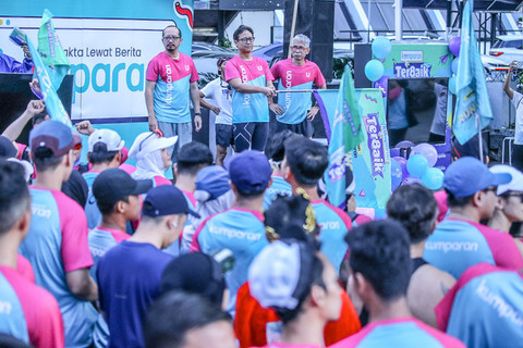 Menkes Budi Gunadi Sadikin memakai jersey kumparan dalam acara Fun Run spesial ulang tahun kumparan ke-8, Minggu (19/1/2024). Foto: kumparan
