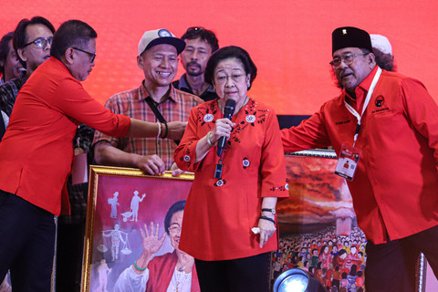 Ketua Umum PDI-P Megawati Soekarnoputri berbincang bersama pelukis yang memberikan kejutan ulang tahun di acara Bimbingan Teknis DPRD PDIP di Kemayoran, Jakarta, Jumat (23/1/2025). Foto: Iqbal Firdaus/kumparan