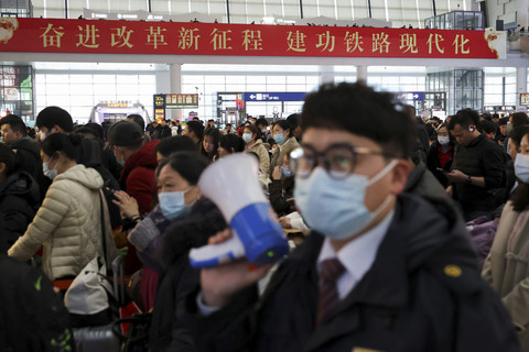 Sejumlah penumpang menunggu kedatangan kereta cepat di Stasiun kereta Shanghai Hongqiao, China, Jumat (24/1/2025). Foto: Go Nakamura/REUTERS