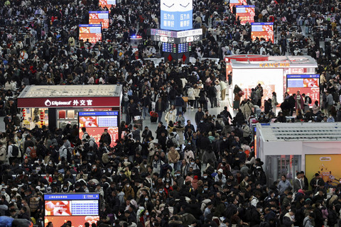 Sejumlah penumpang menunggu kedatangan kereta cepat di Stasiun kereta Shanghai Hongqiao, China, Jumat (24/1/2025). Foto: Go Nakamura/REUTERS