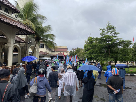 Puluhan PKL Teras Malioboro 2 berdemo di DPRD DIY menuntut pengundian lapak ulang, Jumat (24/1). Foto: Resti Damayanti/Pandangan Jogja