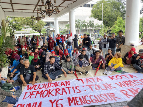 Puluhan PKL Teras Malioboro 2 berdemo di DPRD DIY menuntut pengundian lapak ulang, Jumat (24/1). Foto: Resti Damayanti/Pandangan Jogja