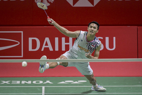 Pebulu tangkis tunggal putra Indonesia Jonatan Christie mengembalikan kok ke arah tunggal putra Jepang Kenta Nishimoto pada babak perempat final Daihatsu Indonesia Masters 2025 di Istora Senayan, Jakarta, Jumat (24/1/2025). Foto: Fauzan/ANTARA FOTO