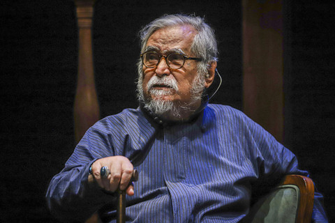 Seniman Slamet Raharjo tampil saat mementaskan teater bertajuk "Dag Dig Dug" di Teater Salihara, Jakarta, Jumat (24/1/2025). Foto: Iqbal Firdaus/kumparan