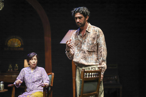 Aktor Reza Rahadian tampil saat mementaskan teater bertajuk "Dag Dig Dug" di Teater Salihara, Jakarta, Jumat (24/1/2025). Foto: Iqbal Firdaus/kumparan