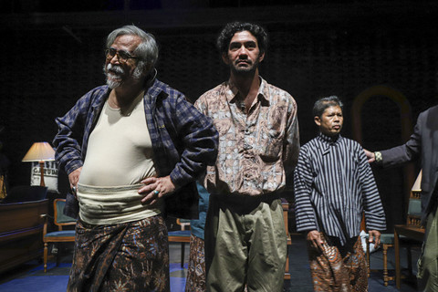 Aktor Reza Rahadian tampil saat mementaskan teater bertajuk "Dag Dig Dug" di Teater Salihara, Jakarta, Jumat (24/1/2025). Foto: Iqbal Firdaus/kumparan