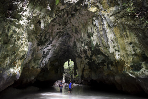 Pegiat alam mengecek konservasi terumbu karang di Pratasaba Resor, Pulau Maratua, Berau, Kalimantan Timur. Foto: M Risyal Hidayat/ANTARA FOTO