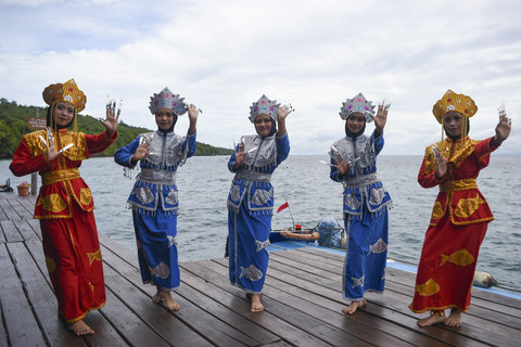 Sejumlah penari Dalling berpose usai menyambut kedatangan pengunjung yang tiba di Pulau Maratua, Berau, Kalimantan Timur. Foto: M Risyal Hidayat/ANTARA FOTO