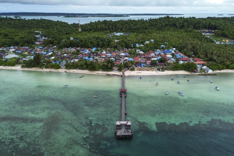 Pegiat alam mengecek konservasi terumbu karang di Pratasaba Resor, Pulau Maratua, Berau, Kalimantan Timur. Foto: M Risyal Hidayat/ANTARA FOTO