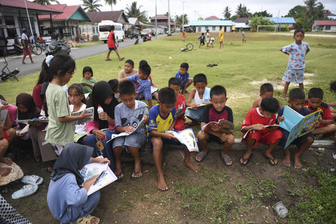 Sejumlah penari Dalling berpose usai menyambut kedatangan pengunjung yang tiba di Pulau Maratua, Berau, Kalimantan Timur. Foto: M Risyal Hidayat/ANTARA FOTO