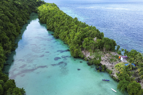 Foto udara Laguna Kehe Daing, Pulau Kakaban, Berau, Kalimantan Timur. Foto: M Risyal Hidayat/ANTARA FOTO